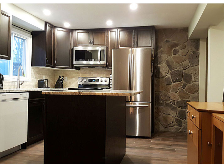 Oak kitchen with field stone accent wall