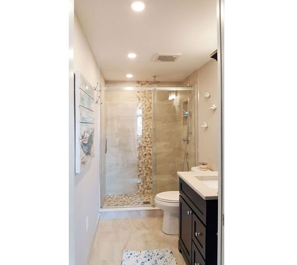 Alcove shower with porcelain tile surround