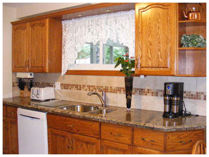 Kitchen granite countertops & backsplash