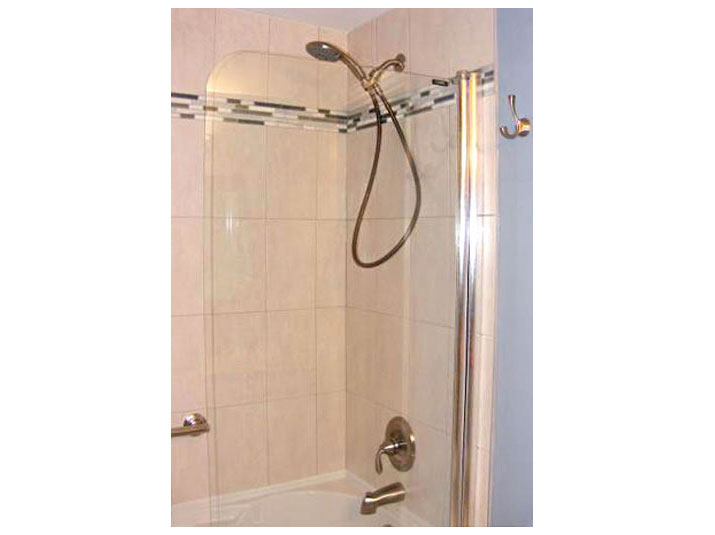 Tiled shower walls with accent border