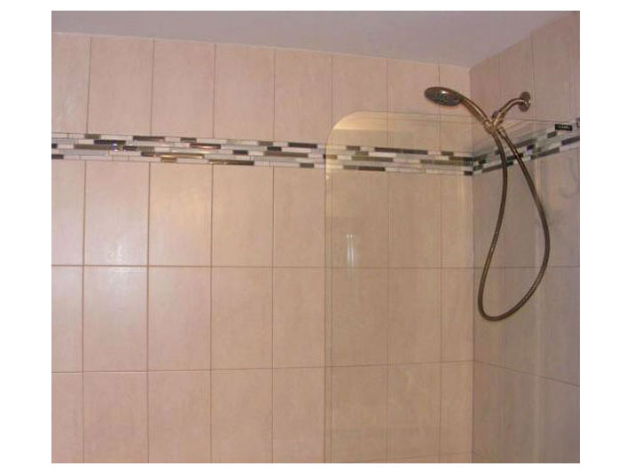 Tiled shower walls with accent border