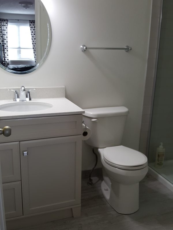 Grey Toned en-suite Bathroom