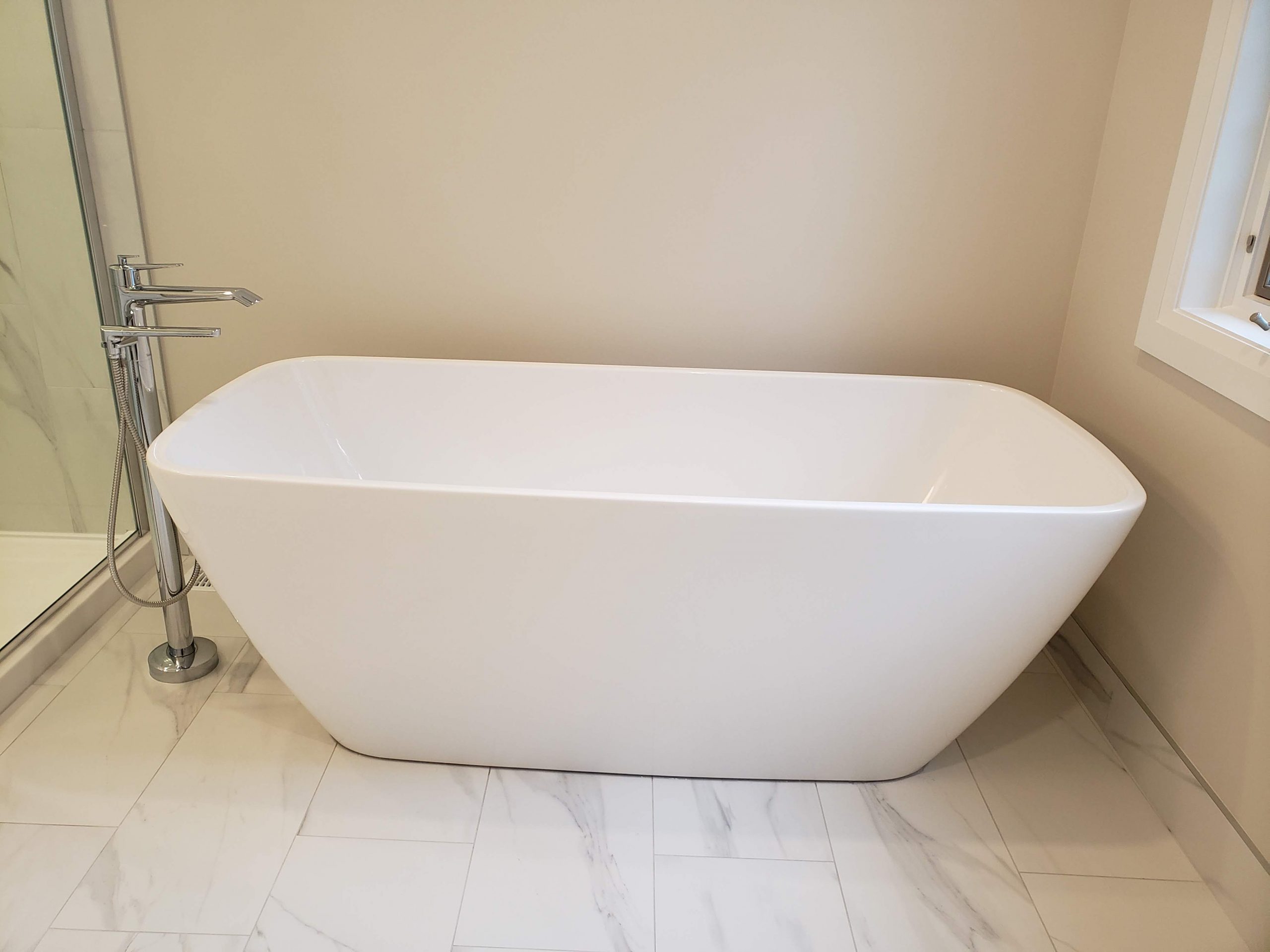Freestanding bathtub and faucet