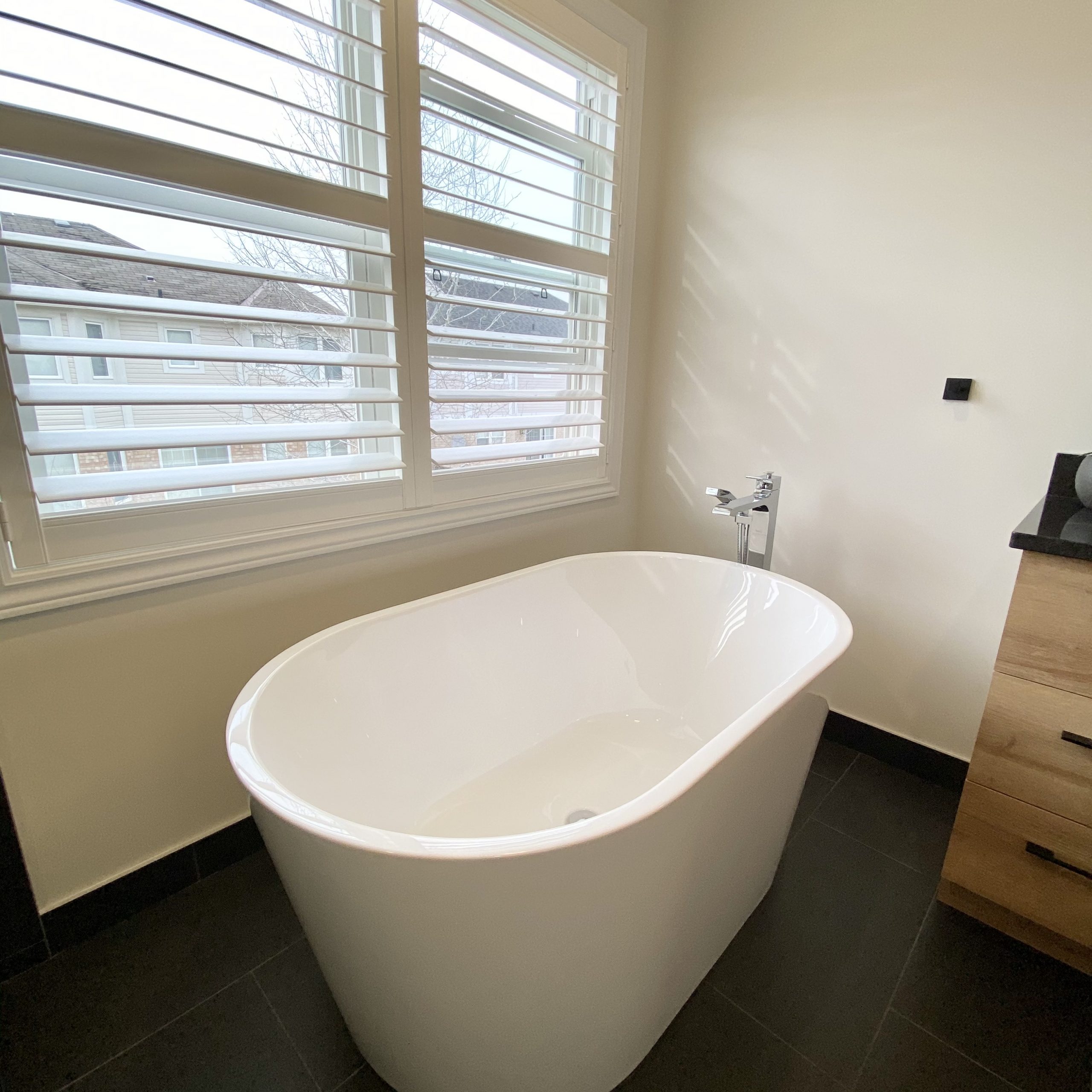 54" Acrylic Freestanding bathtub and faucet