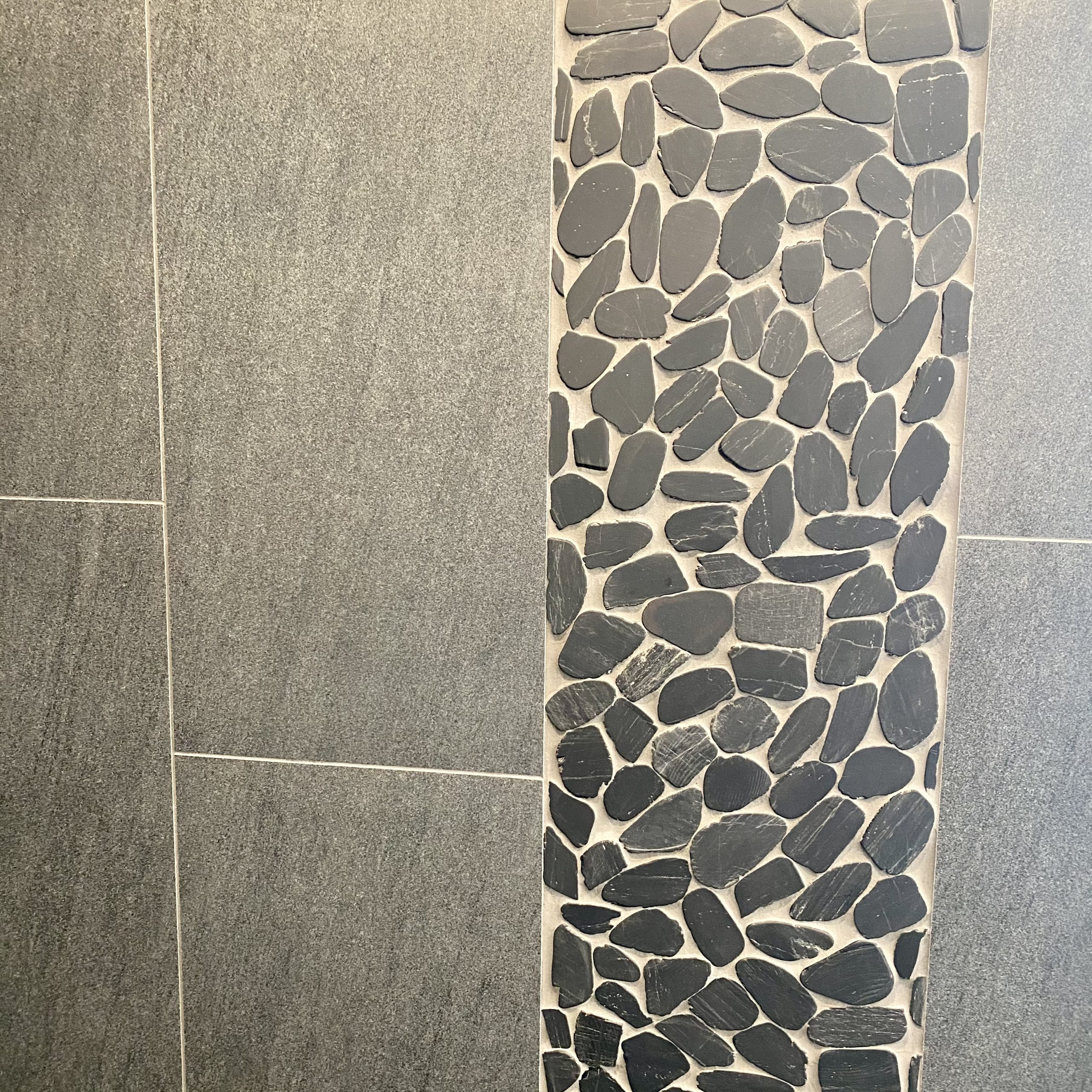 Zen pebble, Tahitian black sand