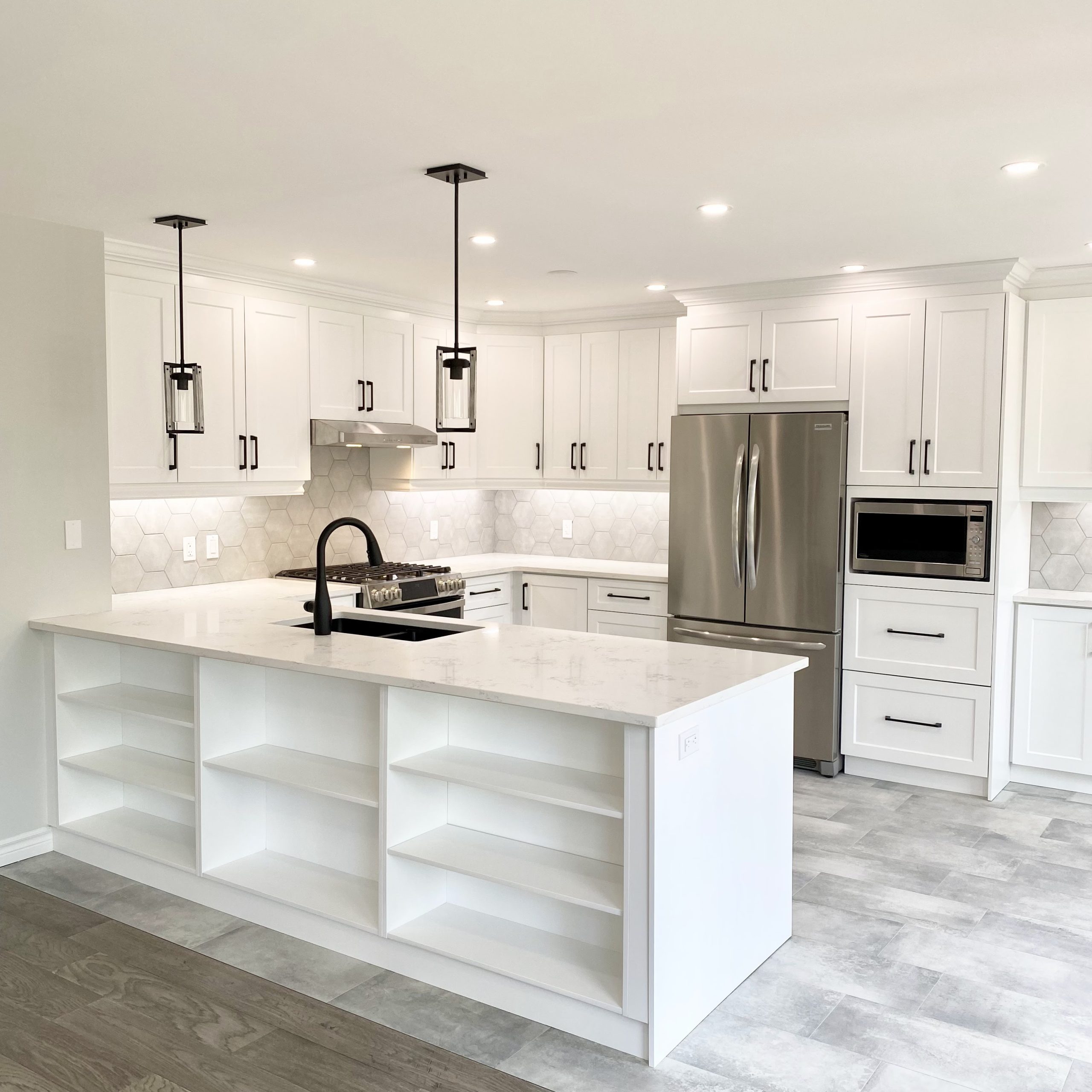 Bookcase style shelving in peninsula